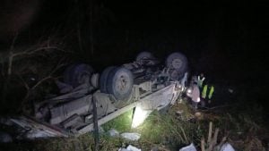 Un camionero volcó en la “Curva de la Muerte” y el cinturón de seguridad evitó una tragedia imagen-5
