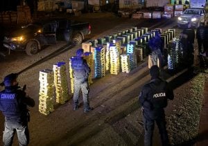 Secuestraron dos camionetas robadas con casi 30 mil atados de cigarrillos tras una persecución en Pozo Azul imagen-6