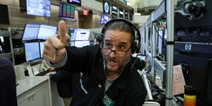 El riesgo país argentino bajó a un mínimo desde 2018: 425 puntos por acuerdo EE.UU.-Irán y mejora de calificación imagen-6