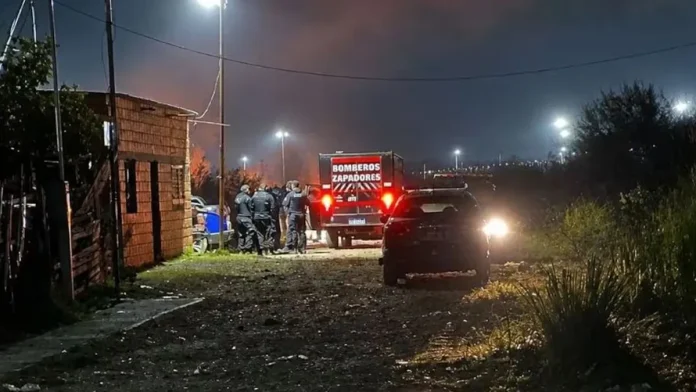 cuerpo de una mujer dentro de una bolsa en un basural