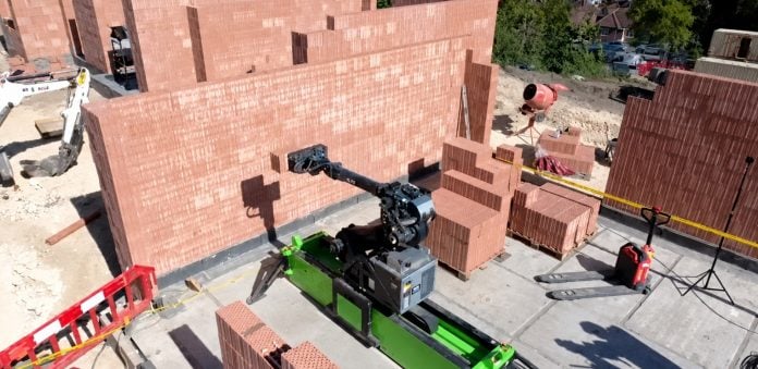 walter el robot albañil de reino unido