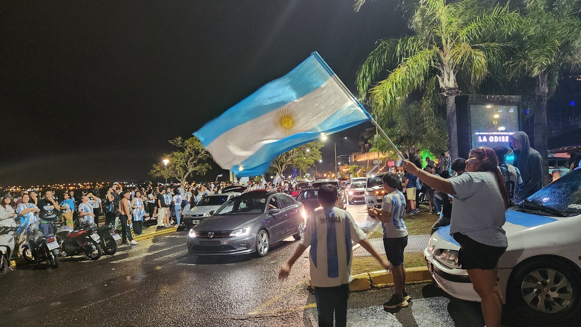 Pese a la caída ante España, los posadeños salieron a bancar a la Selección argentina en la Costanera
