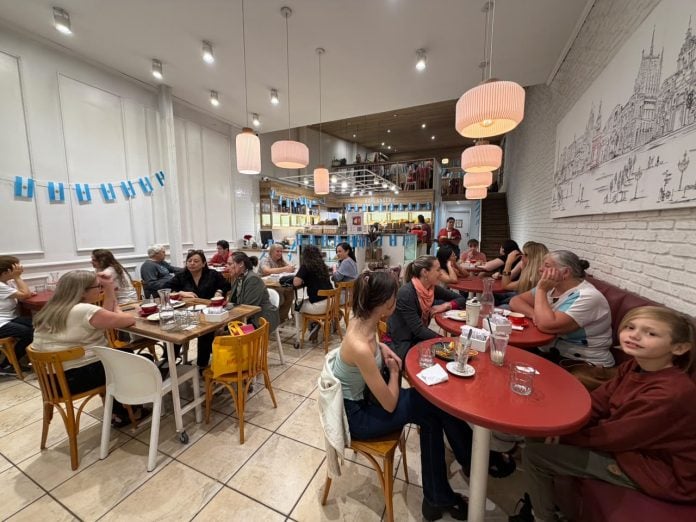 Con bares y cafés repletos, Posadas celebra el Día del amigo con una gran convocatoria (3)