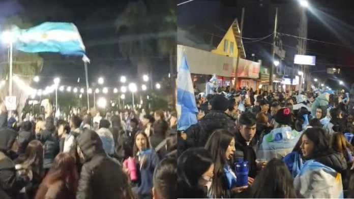 Eldorado celebró el triunfo de la Selección Argentina con una multitud en el centro (2) Eldorado celebró el triunfo de la Selección Argentina con una multitud en el centro