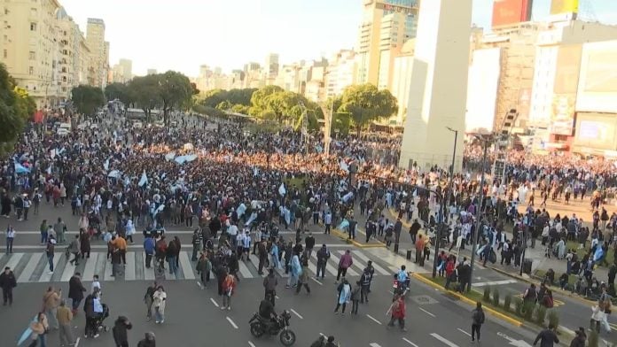 Miles de hinchas celebraron en el Obelisco el triunfo de Argentina ante Egipto (2)
