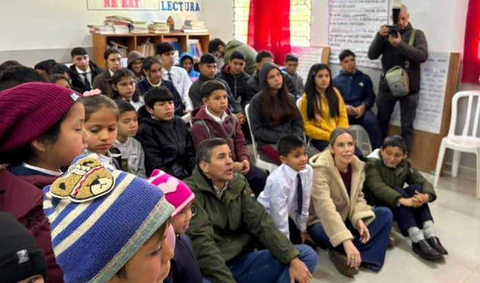 Peña con los chicos ante pantala Ybucuí
