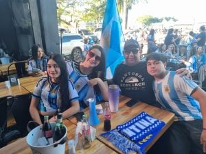 Así se vive la previa de Argentina-Inglaterra en los bares de Posadas: expectativa, cábalas y la ilusión por otra final imagen-6