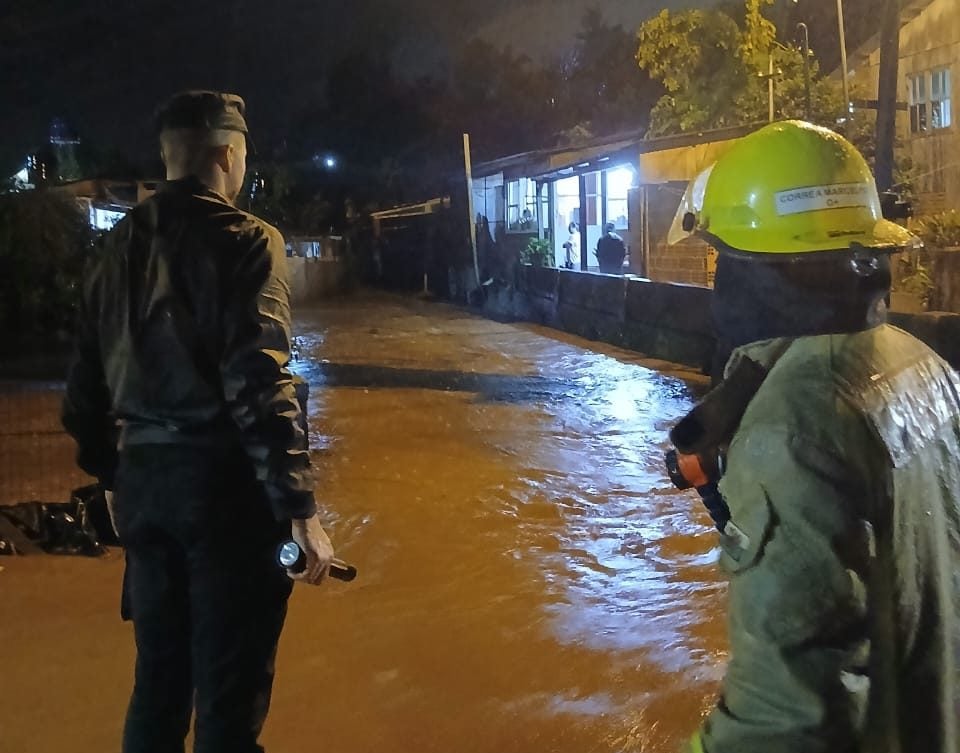 Lluvias intensas provocaron el corte del puente sobre el arroyo Tabay, afectaron viviendas en El Soberbio y el cierre de