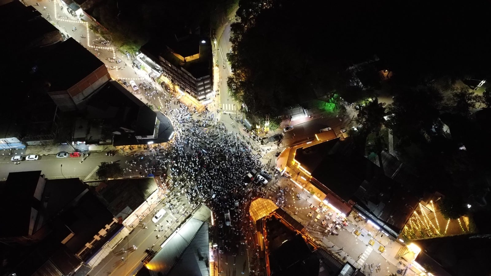Pese a la tristeza del adverso resultado, los hinchas coparon Iguazú con una marea celeste y blanca de puro reconocimiento a la Scaloneta