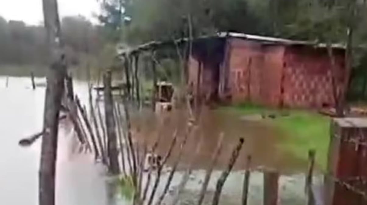 Las fuertes lluvias registradas en gran parte de Misiones dejaron arroyos desbordados y calles y viviendas anegadas: en Posadas, cinco familias tuvieron que ser asistidas