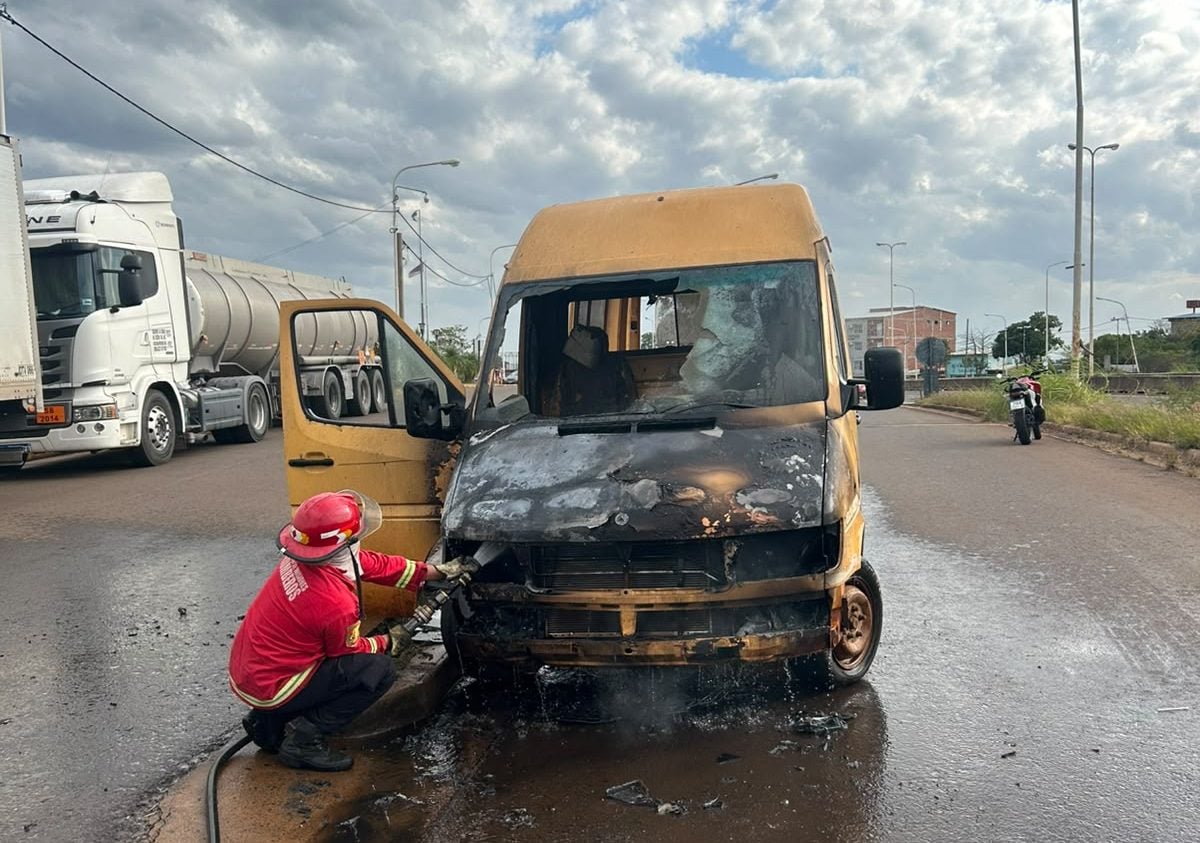 Bomberos sofocaron el incendio de una combi en Garupá y evitaron su propagación - MisionesOnline