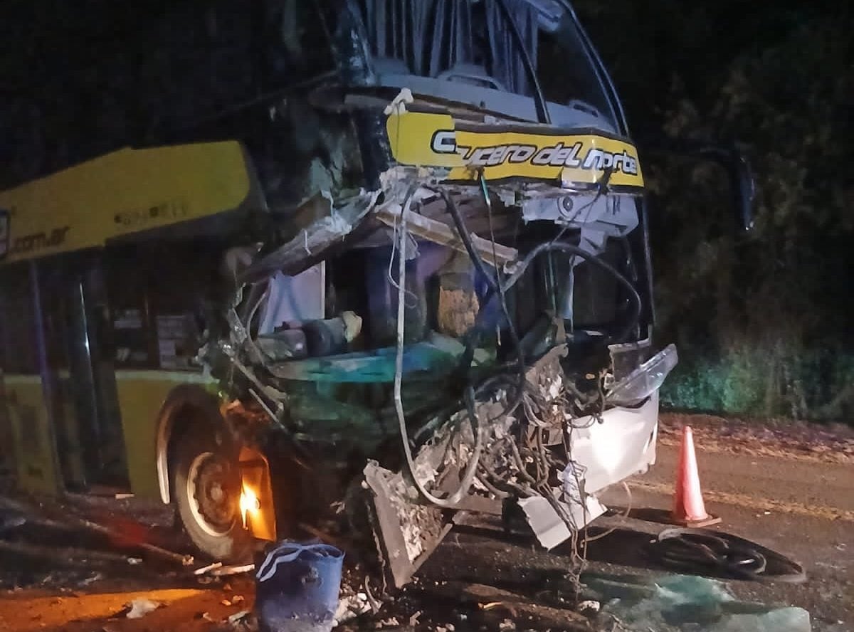 Choque entre un colectivo y un camión en Capioví: 50 personas permanecen en observación y cuatro continúan internadas - MisionesOnline