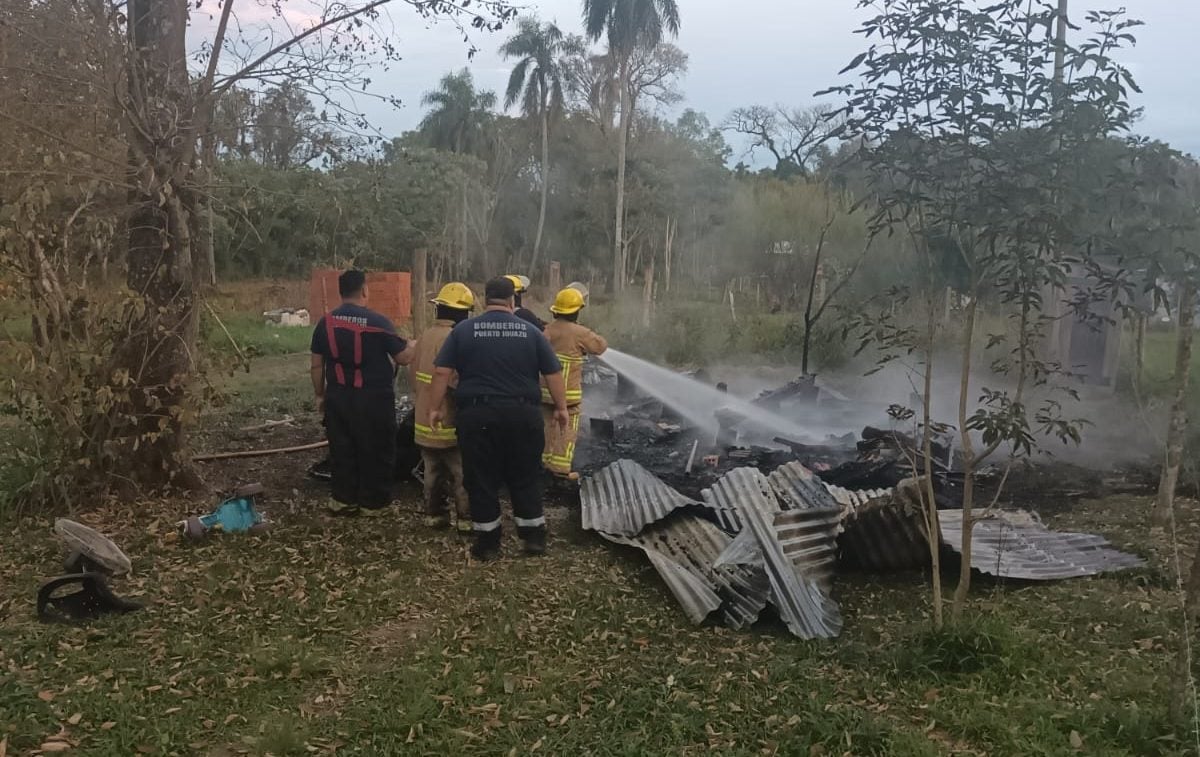 Un incendio destruyó por completo una vivienda en Puerto Iguazú - MisionesOnline