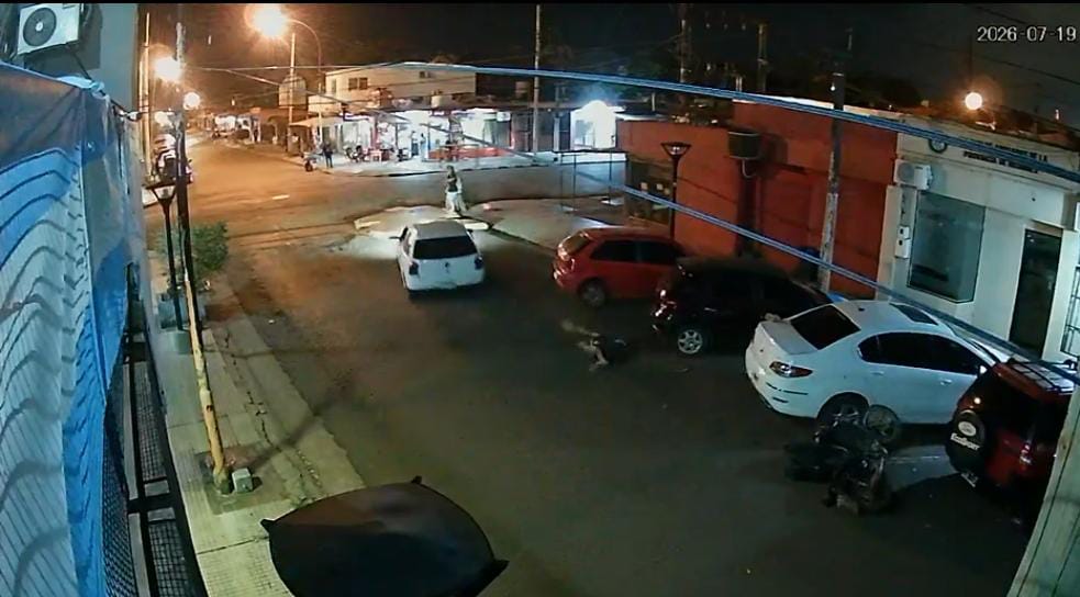 Sigue prófugo el conductor que atropelló a tres personas en Puerto Iguazú: una mujer sufrió fractura de maxilar y dos adolescentes resultaron lesionados - MisionesOnline