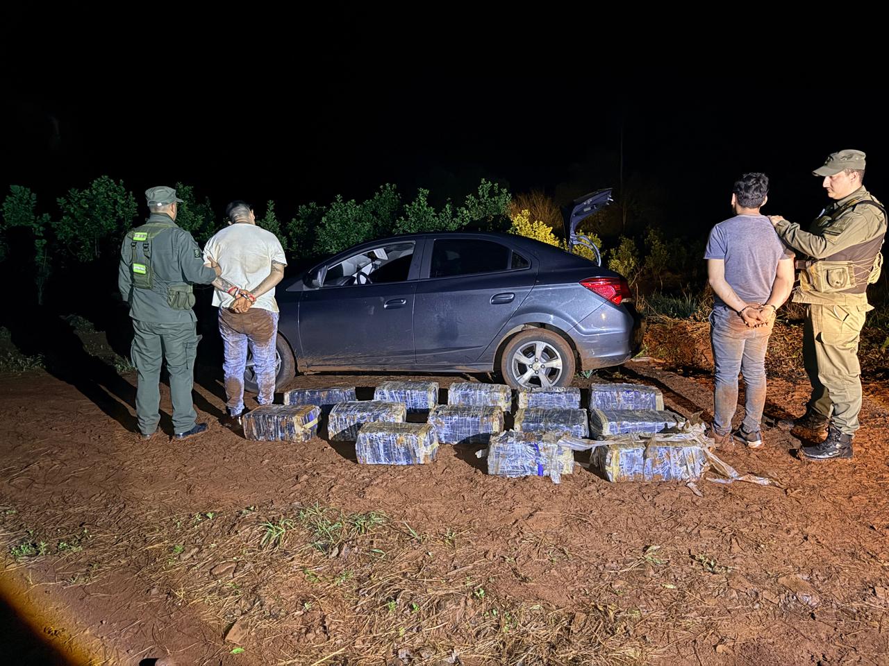 Vieron a Gendarmería, escaparon y fueron detenidos en Misiones: tenían más de 230 kilos de marihuana en el auto - Mis