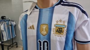 Posadas a ritmo del Mundial: las ventas de camisetas y banderas argentinas alcanzan su pico los días que juega la Selección imagen-6