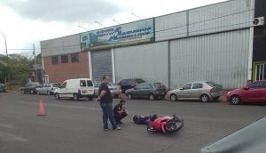 Posadas | Motociclista terminó hospitalizado tras chocar contra un auto imagen-5