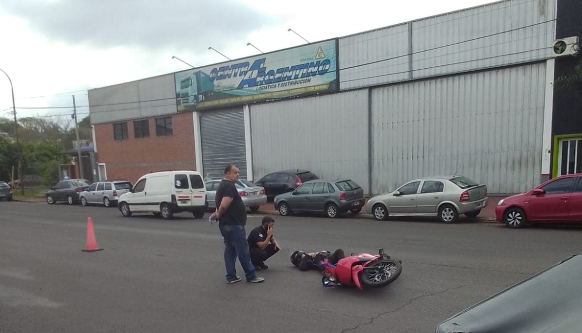 Posadas | Motociclista terminó hospitalizado tras chocar contra un auto - MisionesOnline