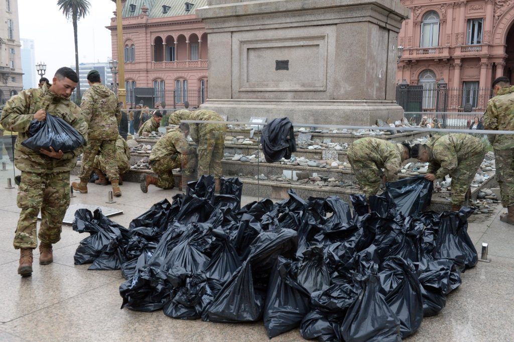 Por los festejos previstos del Mundial, retiran temporalmente las piedras en homenaje a las víctimas del covid de Plaza de Mayo - MisionesOnline