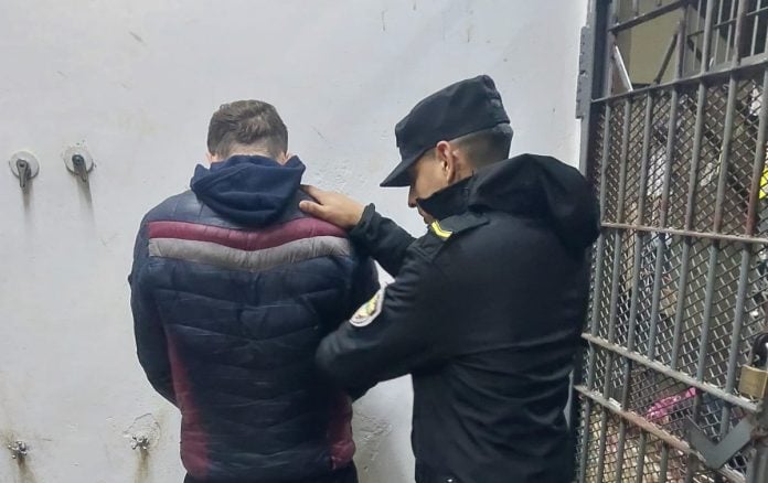 detienen a violento
