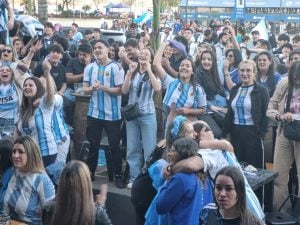 Los bares de Posadas estallaron de alegría: así se vivió la clasificación de Argentina a la final del Mundial imagen-6