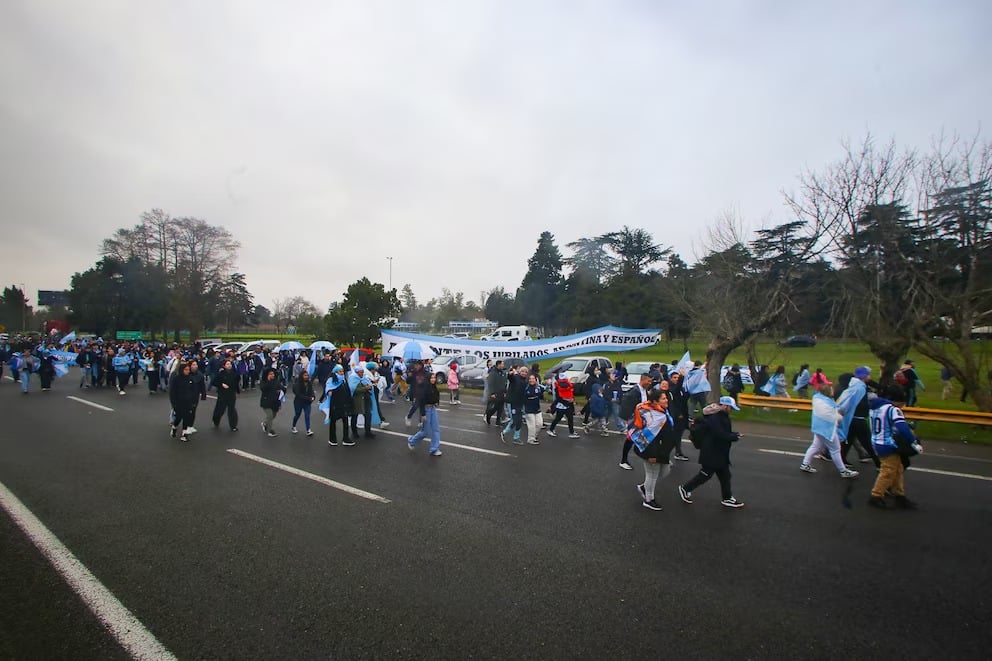 La Selección Argentina arriba al país tras la final del Mundial y los hinchas esperan al plantel en el predio de la AF