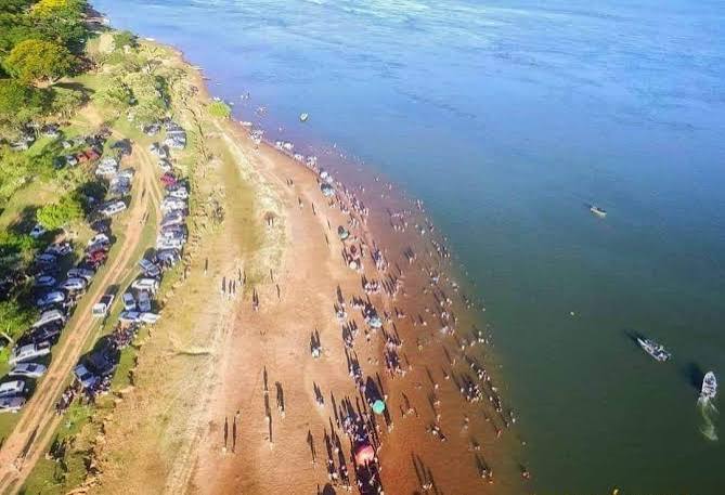 Reclaman a Yacyretá, desde Corateí, por la proliferación de algas en las playas