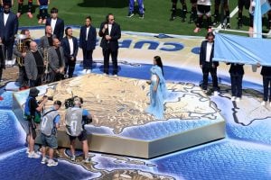 El conmovedor momento del himno antes de Argentina-España: de la interpretación de María Becerra a la pasión de los jugadores imagen-5