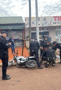 Un motociclista sufrió un grave traumatismo de cráneo tras despistar en Jardín América imagen-6
