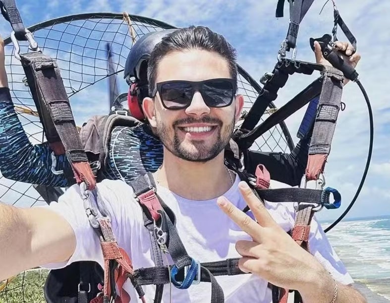 Un piloto de avión de 27 años murió tras sufrir quemaduras en un "bautismo" con aceite de motor